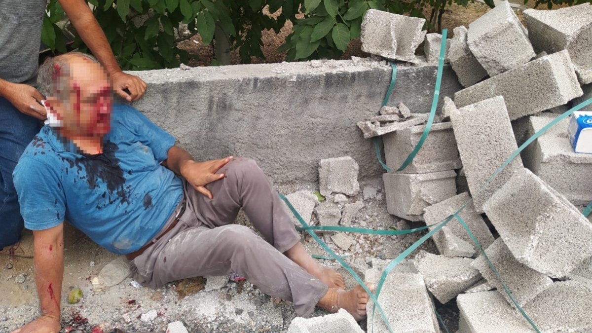 Mersin'de markete giden adamın &uuml;st&uuml;ne kamyondan briket d&uuml;şt&uuml;