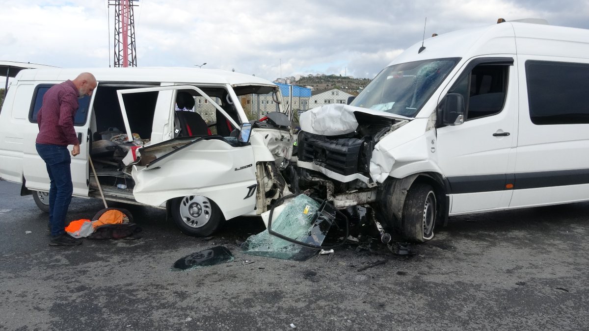 Sancaktepe’de öğrenci servisi minibüsle çarpıştı 