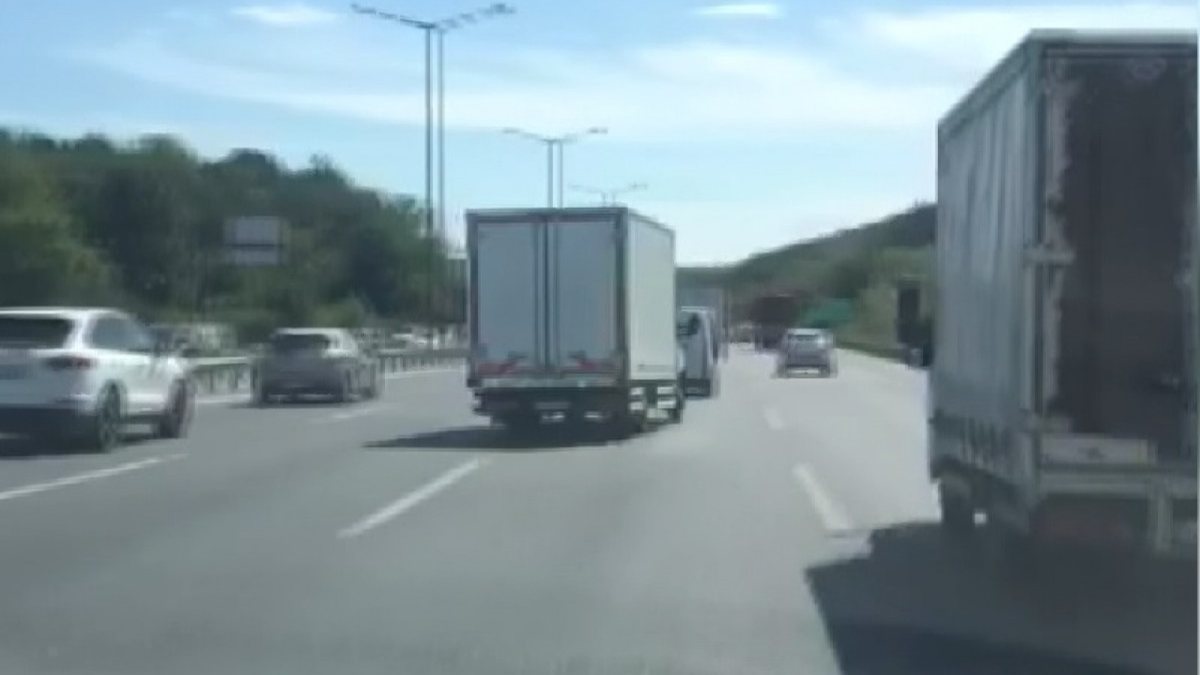 İstanbul’da, TEM otoyolunda makas atarak ilerleyen kamyonet kamerada