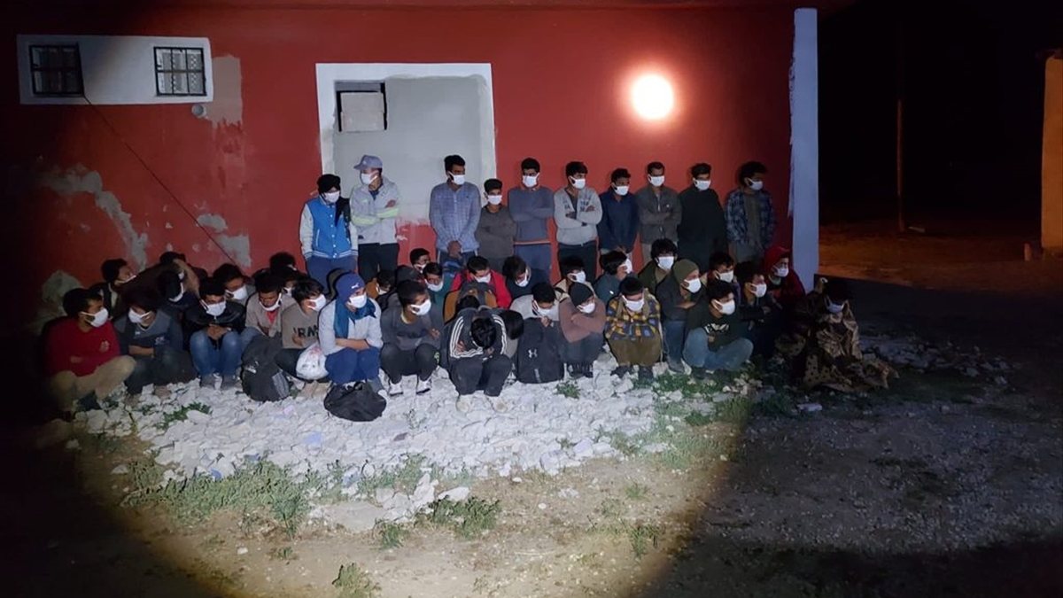 Van'da bodrum katta 46 kaçak göçmen yakalandı
