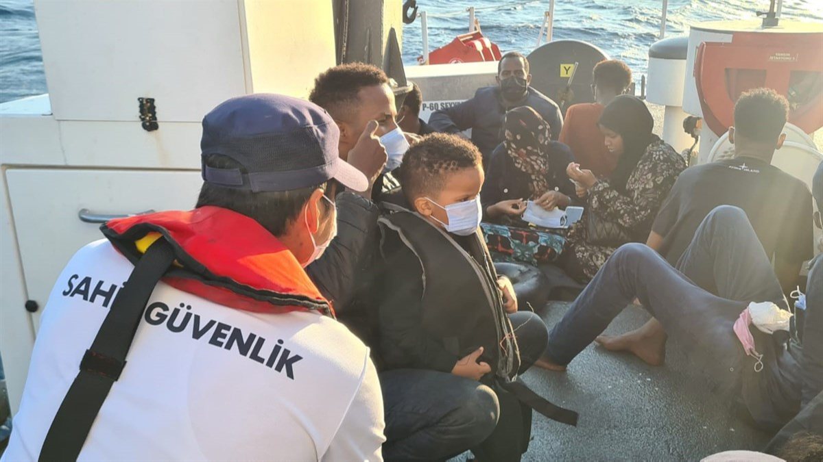 Aydın'da lastik bottaki 30 göçmene yardım eli