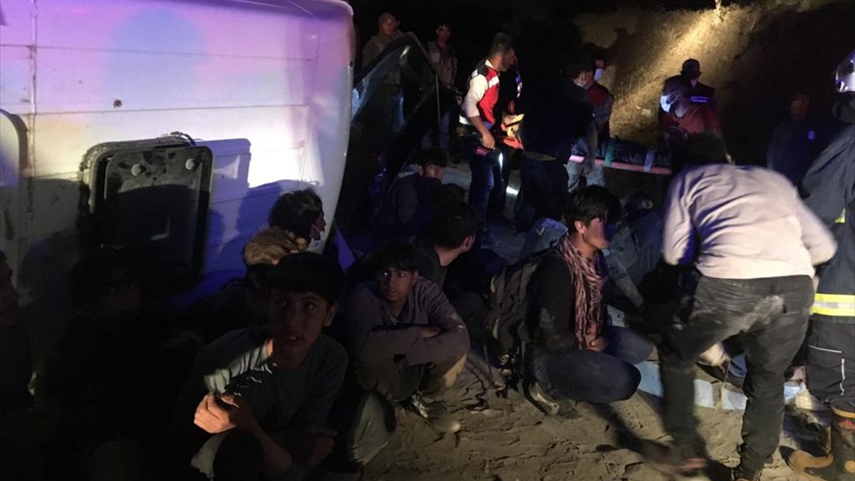 Van'da kaçak göçmen tanıyan minibüs kaza yaptı