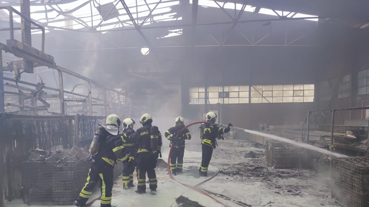 Kocaeli'de raf fabrikasında yangın çıktı