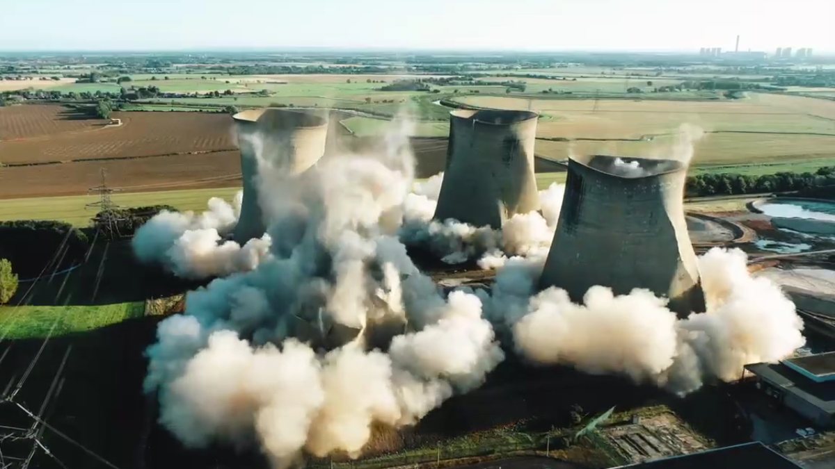 İngiltere'de soğutma kulelerinin yıkılma anı