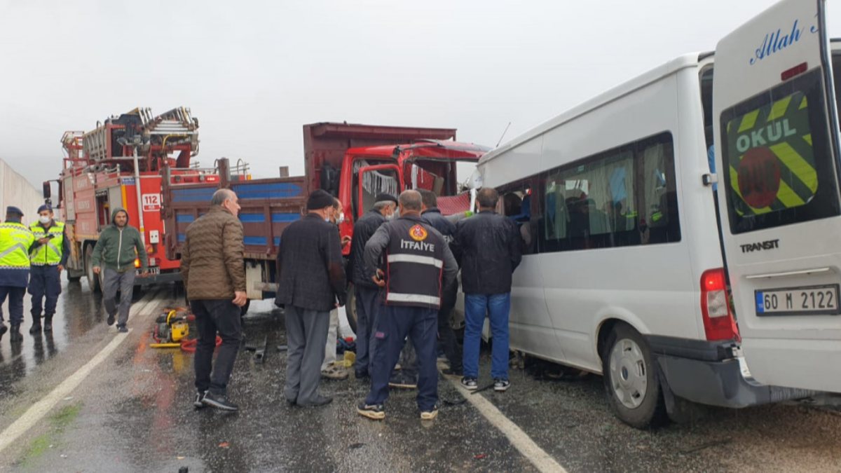 Tokat’ta servis minibüsü kamyonet ile çarpıştı: 2 ölü, 11 yaralı 
