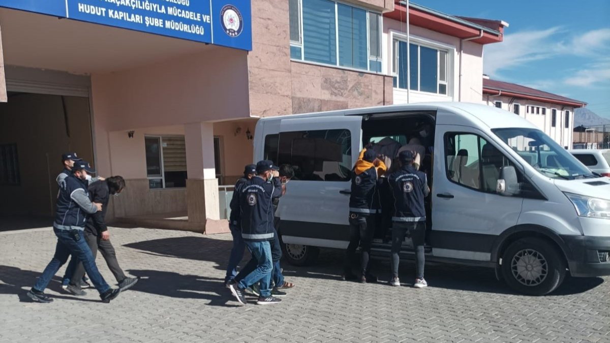 Van'da 8'i yabancı uyruklu 18 insan kaçakçısı yakalandı