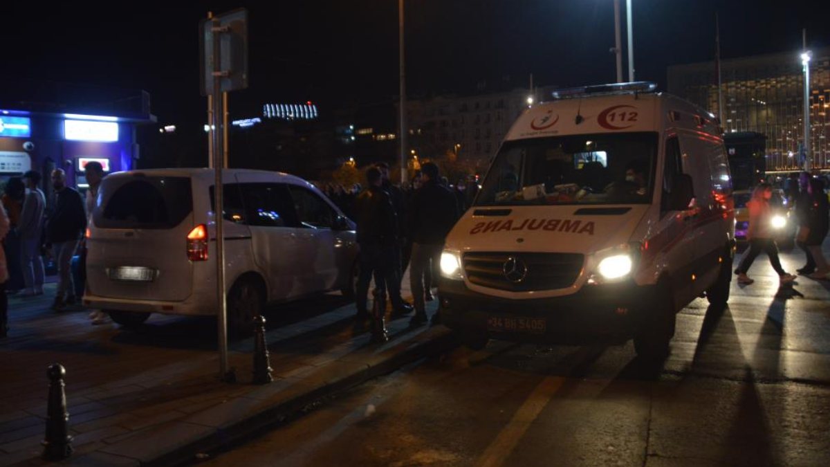 Taksim’de bıçakla bacağından yaralanan şahıs hastaneye kaldırıldı