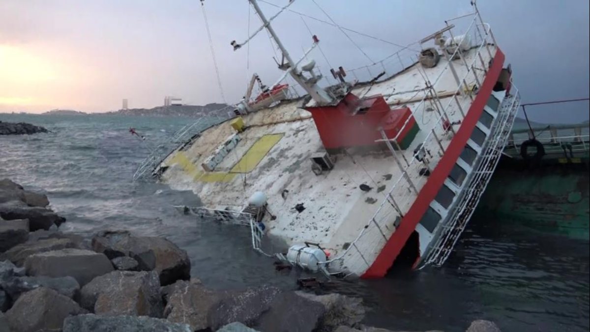Maltepe'de lodos nedeniyle karaya oturan geminin son hali