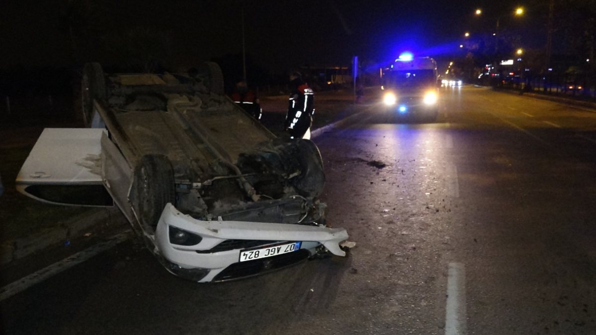 Antalya'da yolun bittiğini fark etmeyen sürücü kaza yaptı