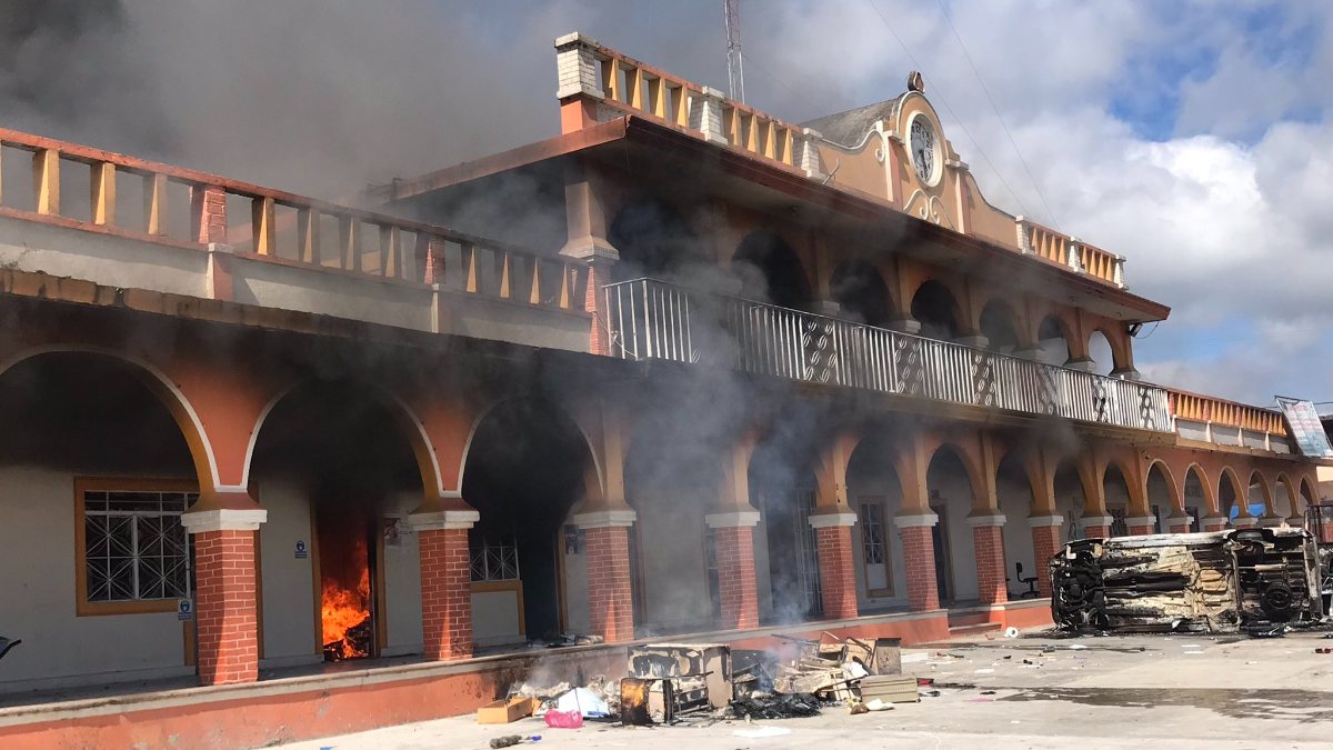 Meksika'da halk belediye binasını yaktı