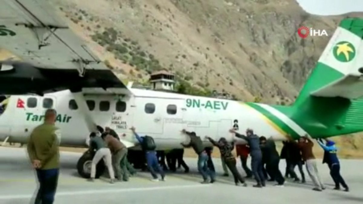 Nepal&#39;de lastiği patlayan uçağı pist dışına ittiler