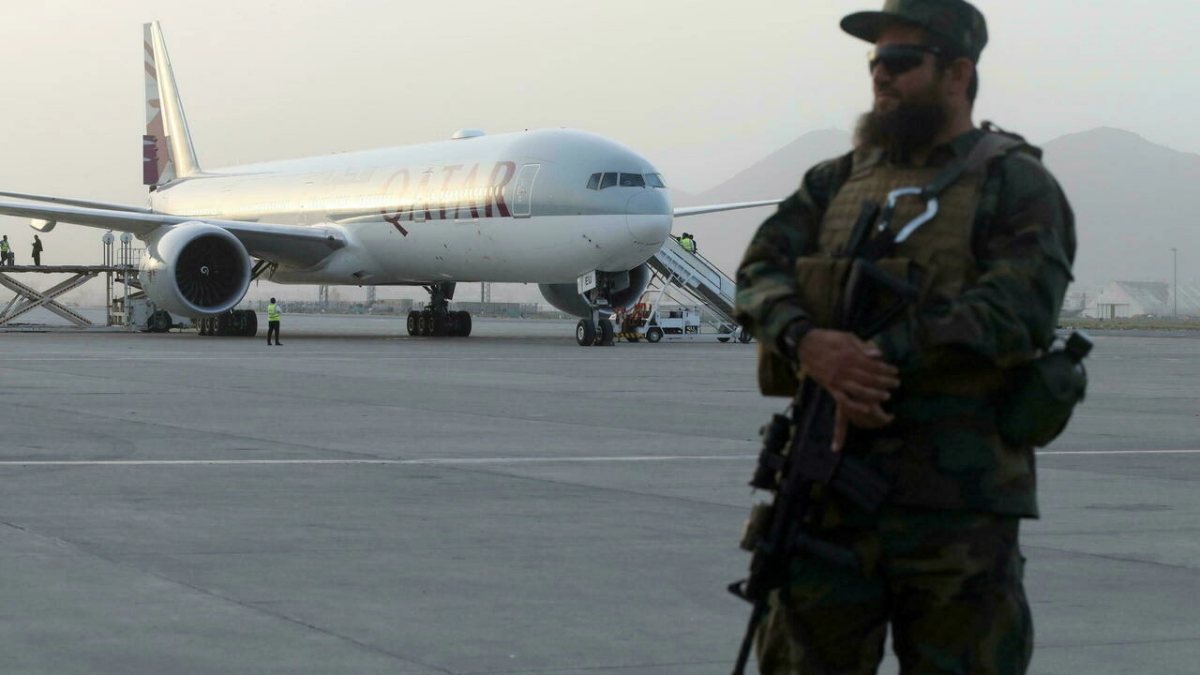 Fransa, Afganistan'dan 300'den fazla insanı tahliye etti