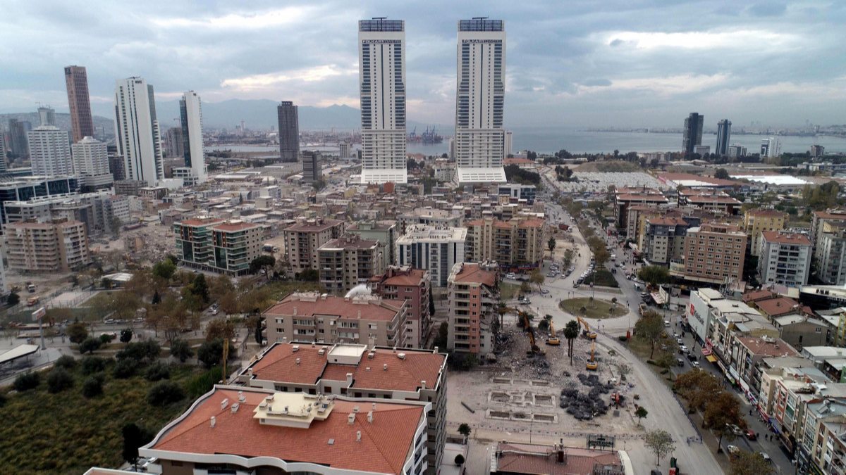 İzmir'de depremde yıkılan Cumhuriyet Sitesi davası sanıklarına hapis istendi