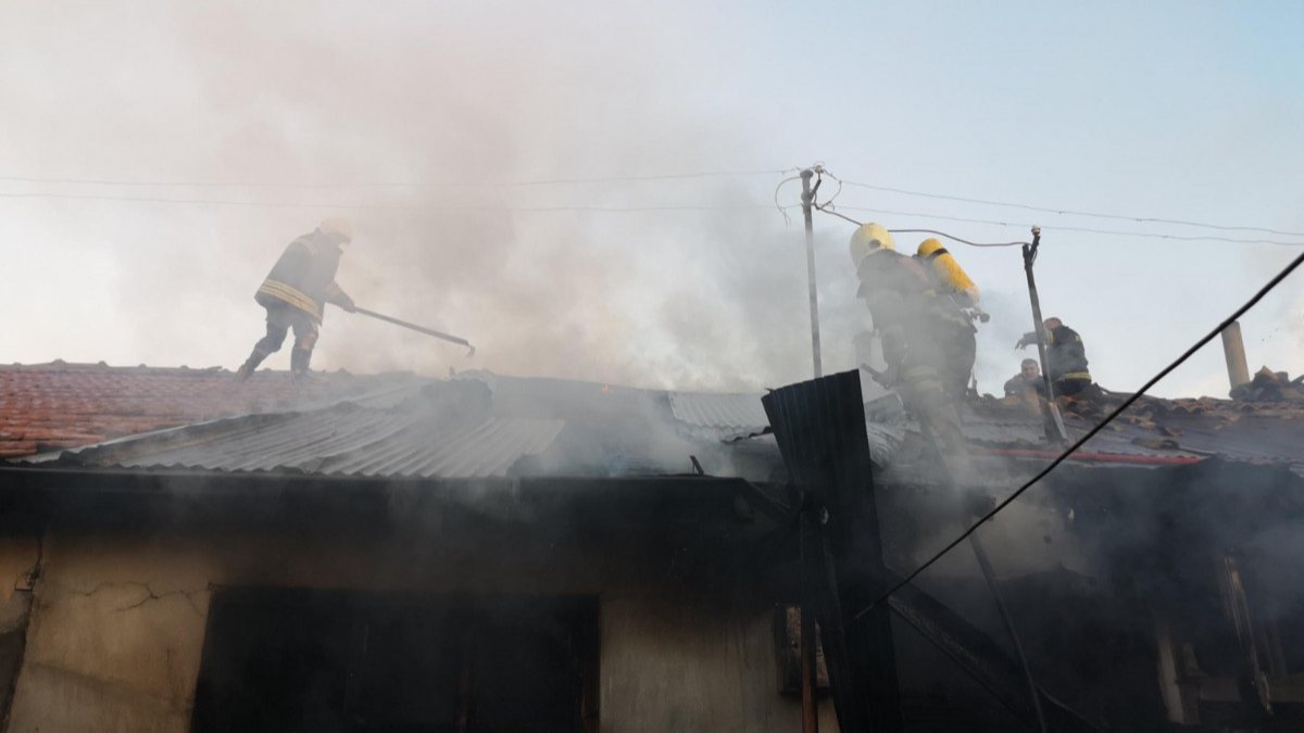 Erzincan'da yangına müdahale eden itfaiye görevlisi çatıdan düştü