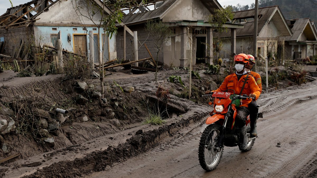 Endonezya'da kayıp 27 kişi aranıyor