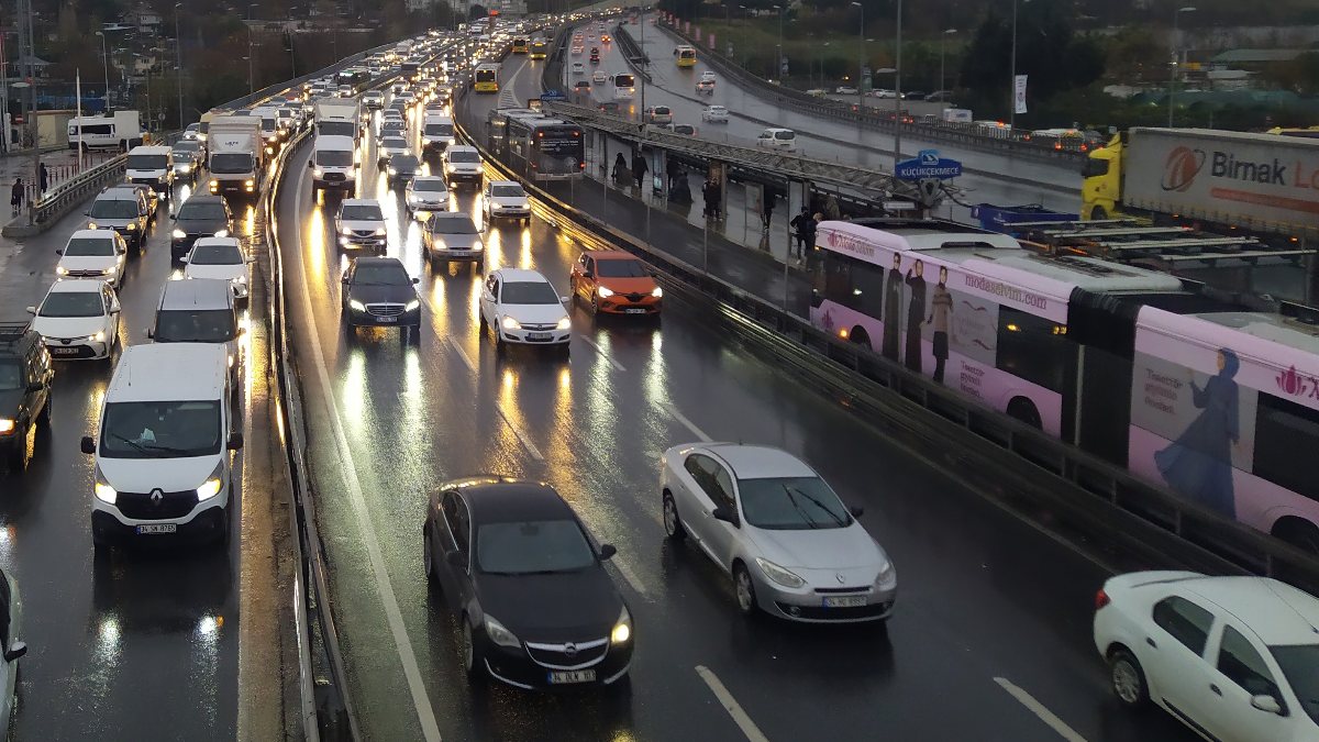 istanbul da yagmur trafigi