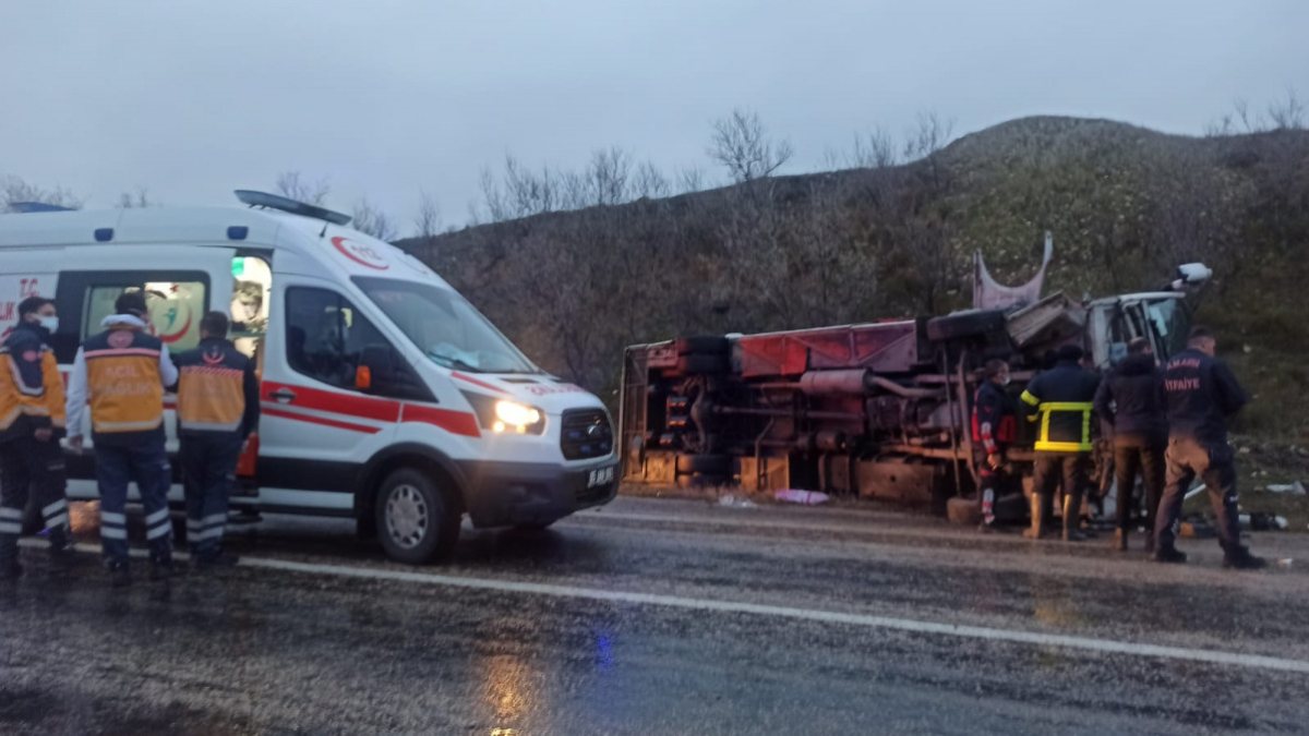 Amasya&#39;da tur midibüsü devrildi: Yaralılar var