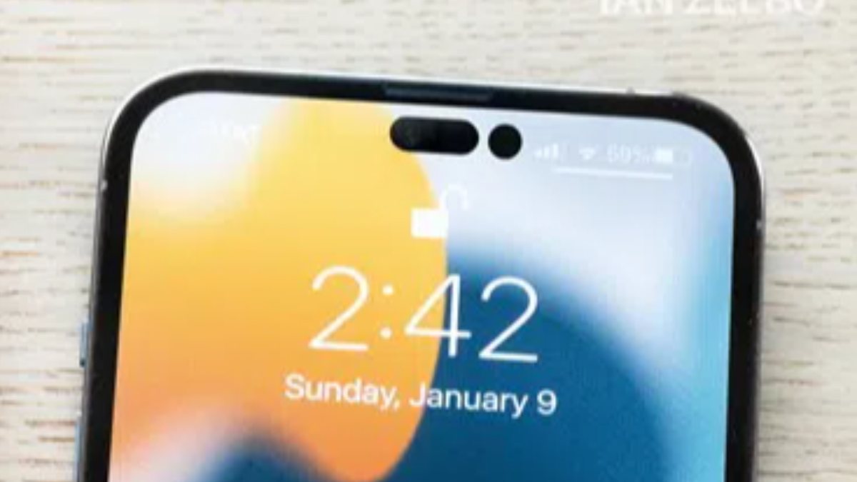 Double hole period instead of notch on iPhone 14 screen