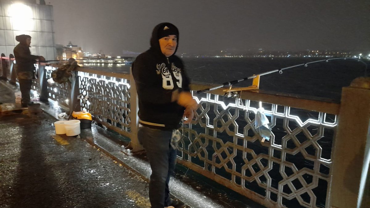 İstanbul'da kara aldırmayanlar, Galata Köprüsü'nde balık tutmayı sürdürdü