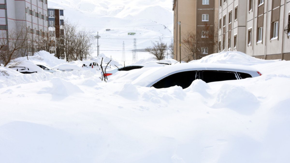 Bitlis merkezinde kar kalınlığı 1 metreyi aştı