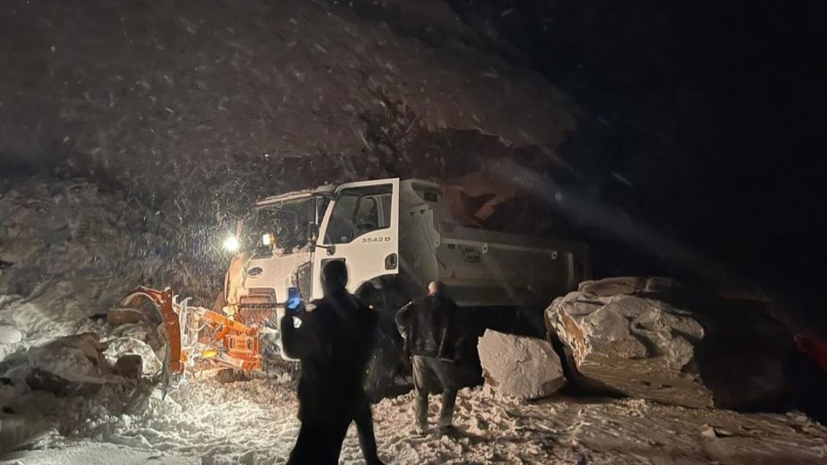Dev kayalar Şırnak'ta ilçe yolunu ulaşıma kapattı