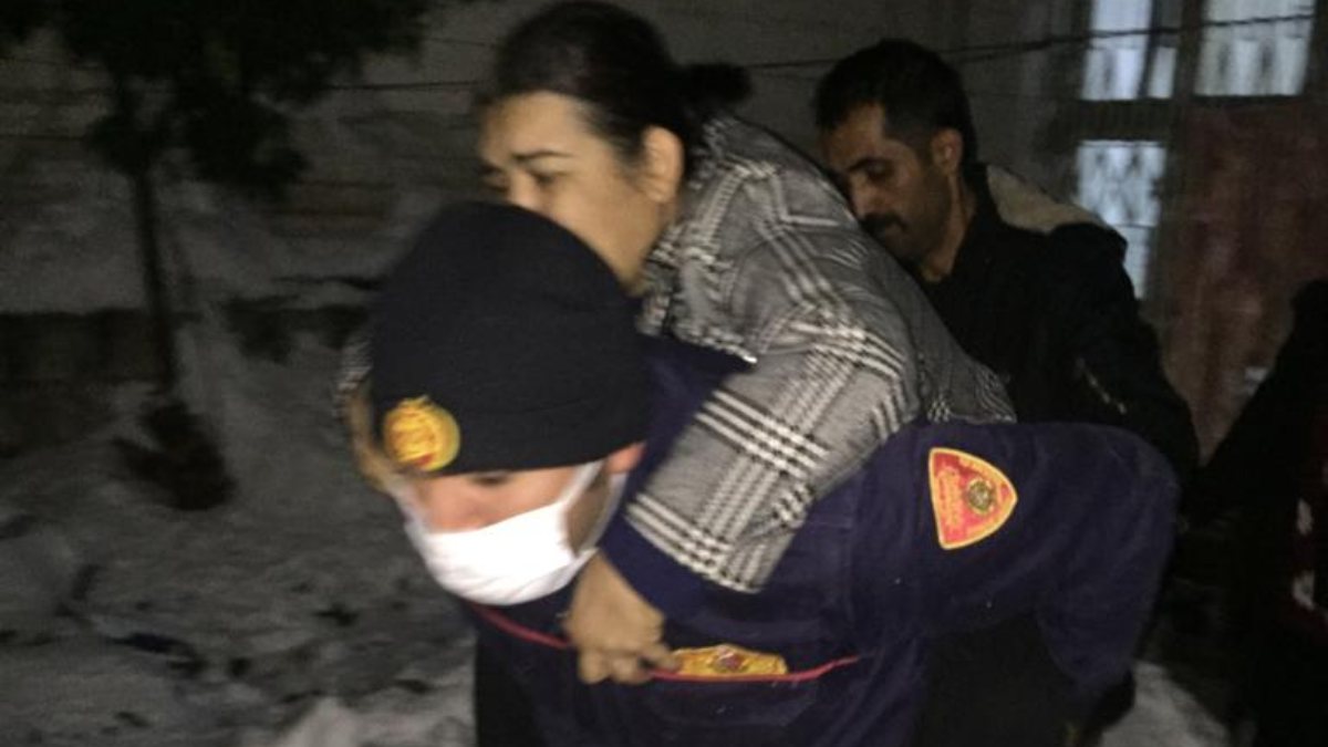 Gaziantep’te itfaiye eri hasta kadını sırtında taşıdı