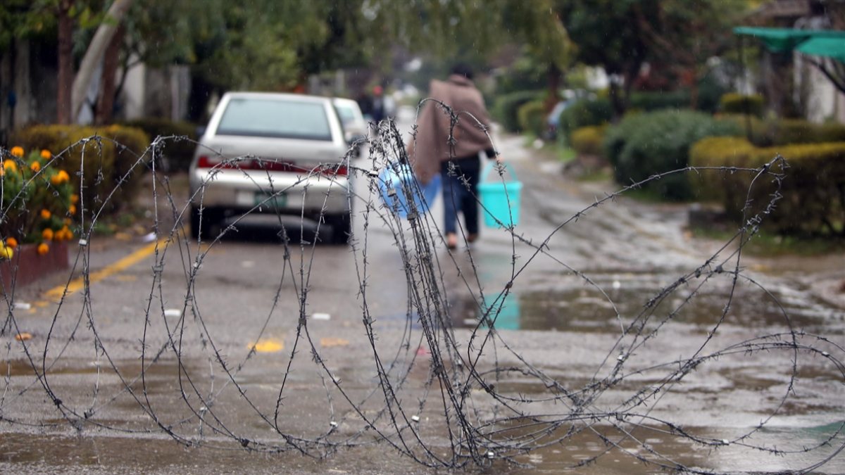 Pakistan'da kısmi sokağa çıkma yasağı başladı