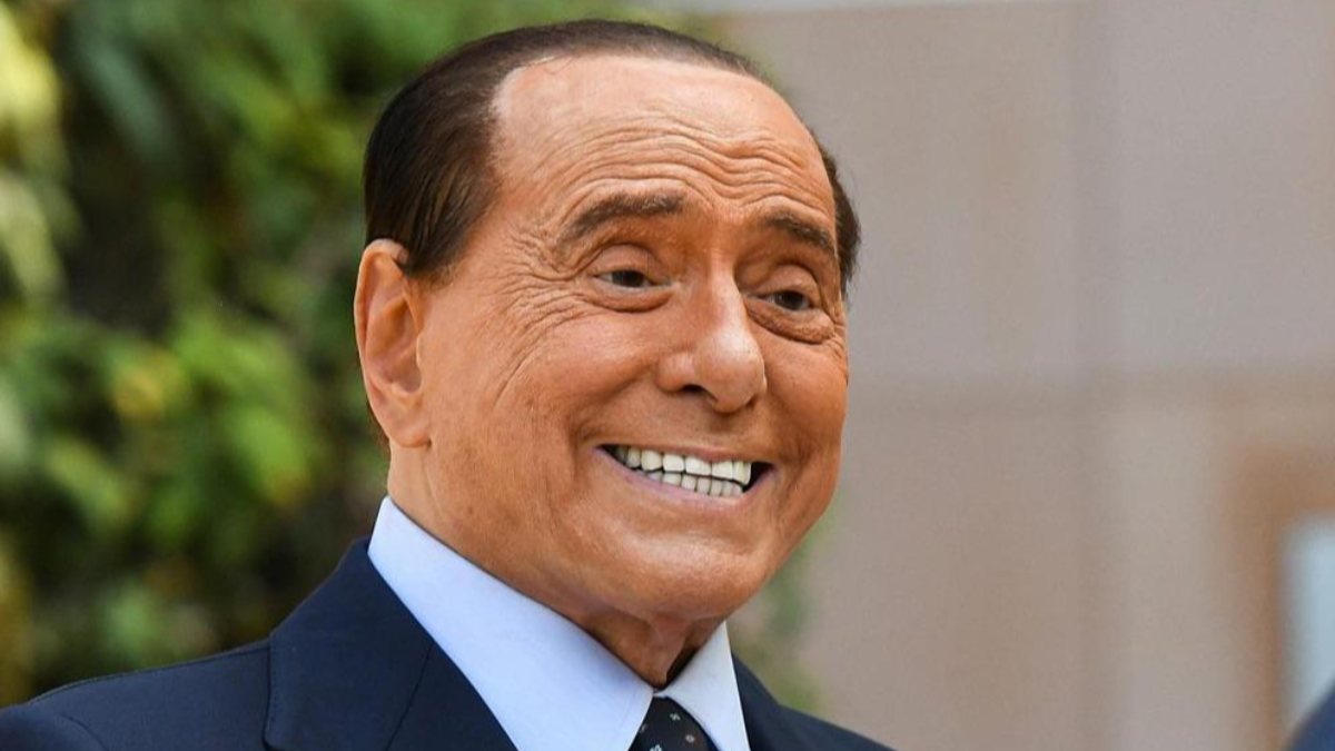 Silvio Berlusconi, İtalya Cumhurbaşkanlığı adaylığından çekildi