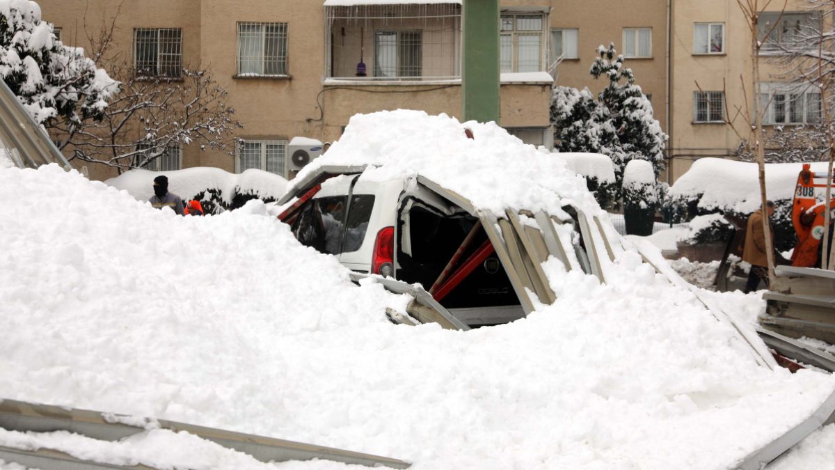 Gaziantep’te pazar yerinin çatısı araçların üzerine çöktü