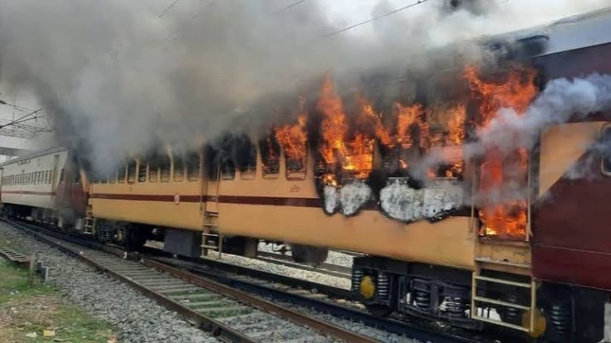 Hindistan’da, işe alım sınavını protesto eden göstericiler tren yaktı