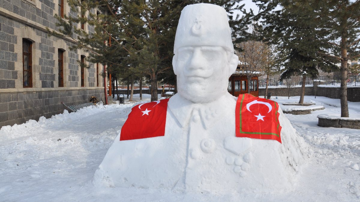 Kars’ta, Kazım Karabekir Paşa’nın kardan heykeli yapıldı