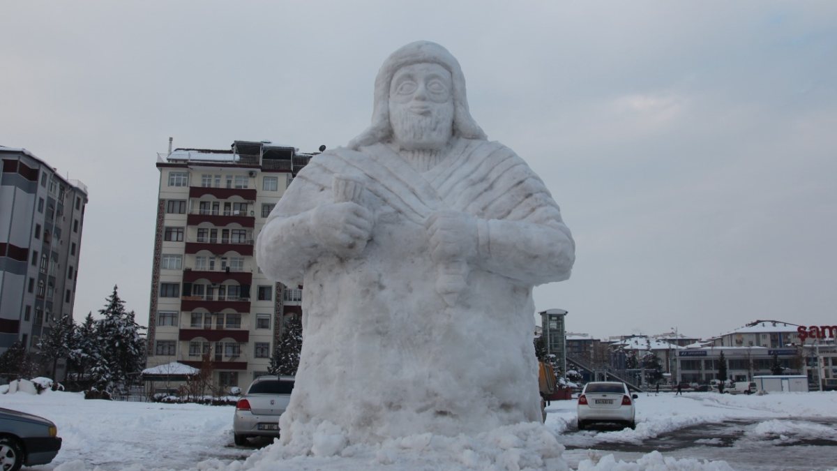 Malatya'da kardan Kral Tarhunza heykeli 