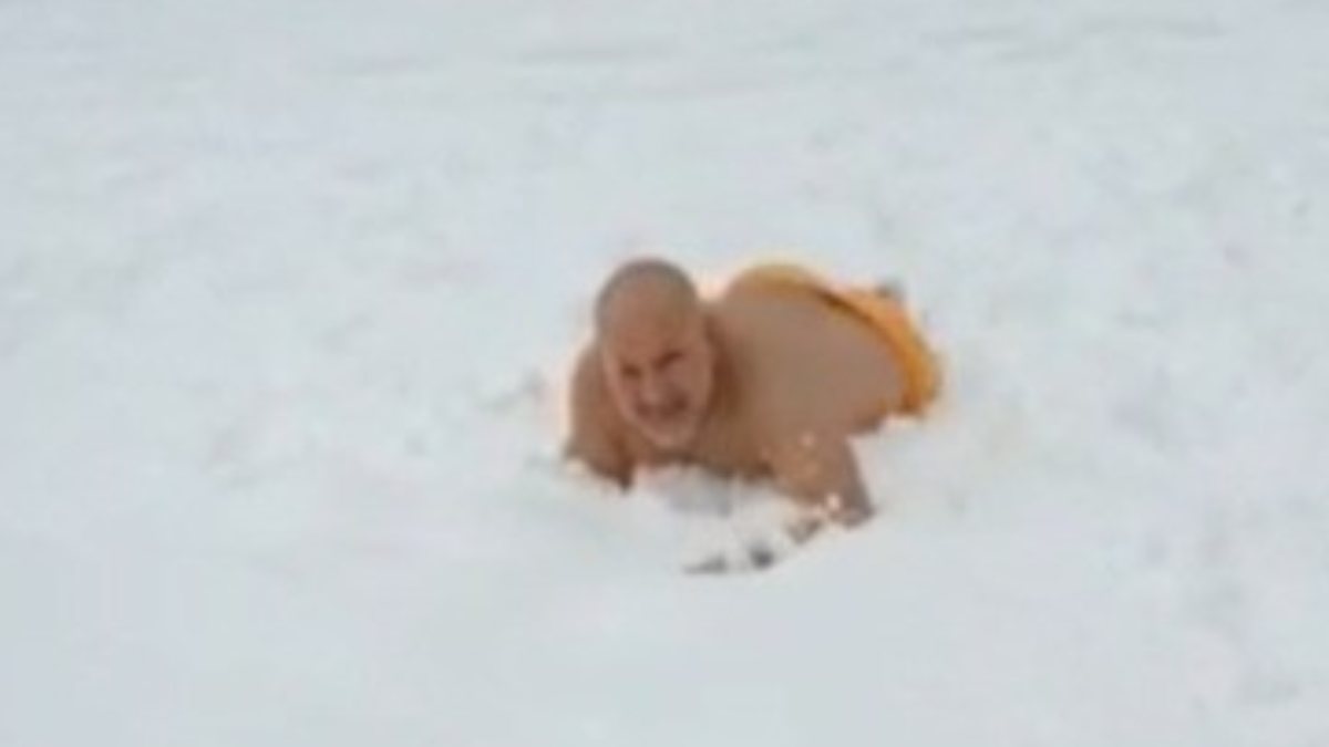 Denizli'de bir şahıs karda yüzdü