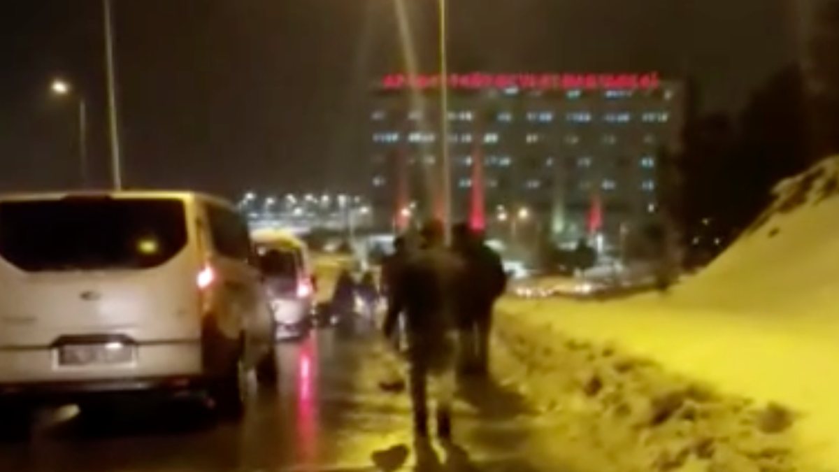 İstanbul'da otoyolda indirilen yolculardan İETT şoförüne tepki