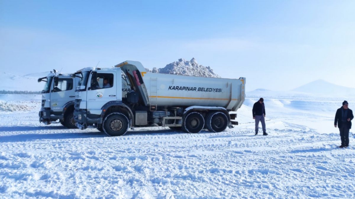 Konya’da, kuruyan Meke Gölü’ne kamyonlarla kar taşındı