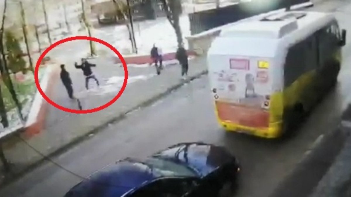 Bursa'da minibüsüne kar topu atanları uyaran şoför bıçaklandı