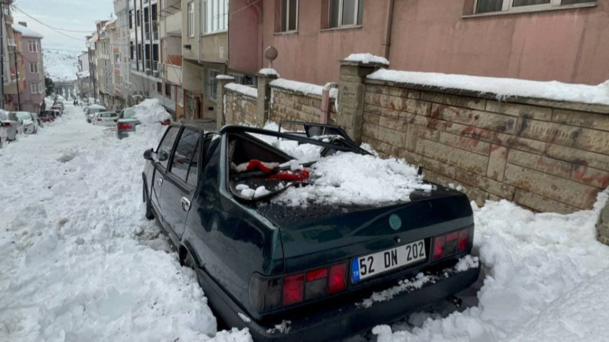 Arnavutköy'de otomobilin üzerine düşen kar, tavanı çökertti
