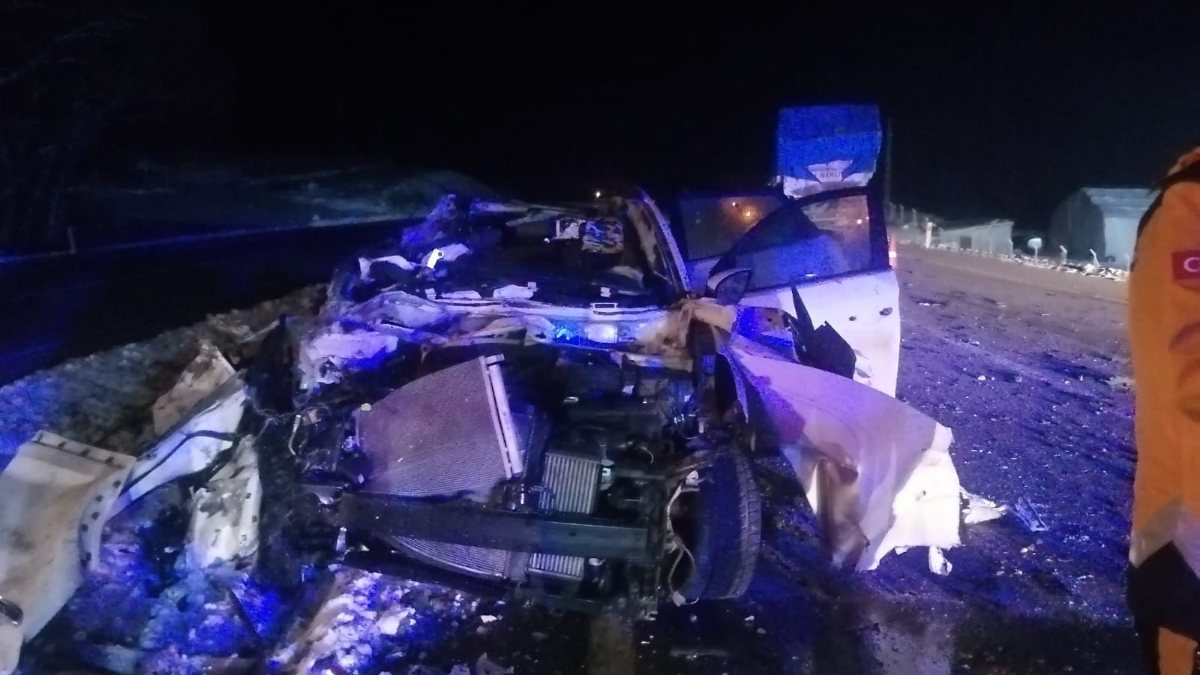 Yozgat'ta otomobil ile çekici kaza yaptı: 3 ölü 2 yaralı