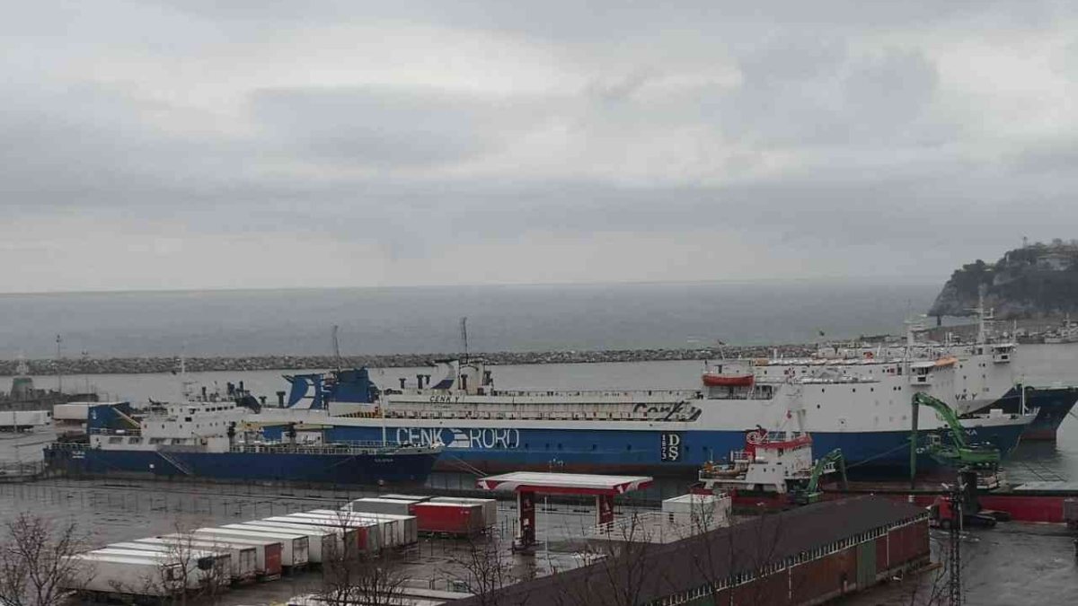 Ships that could not enter Ukraine anchored in Zonguldak.