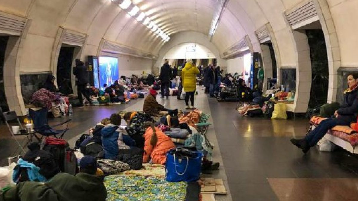 The hard waiting of civilians in the Kyiv metro