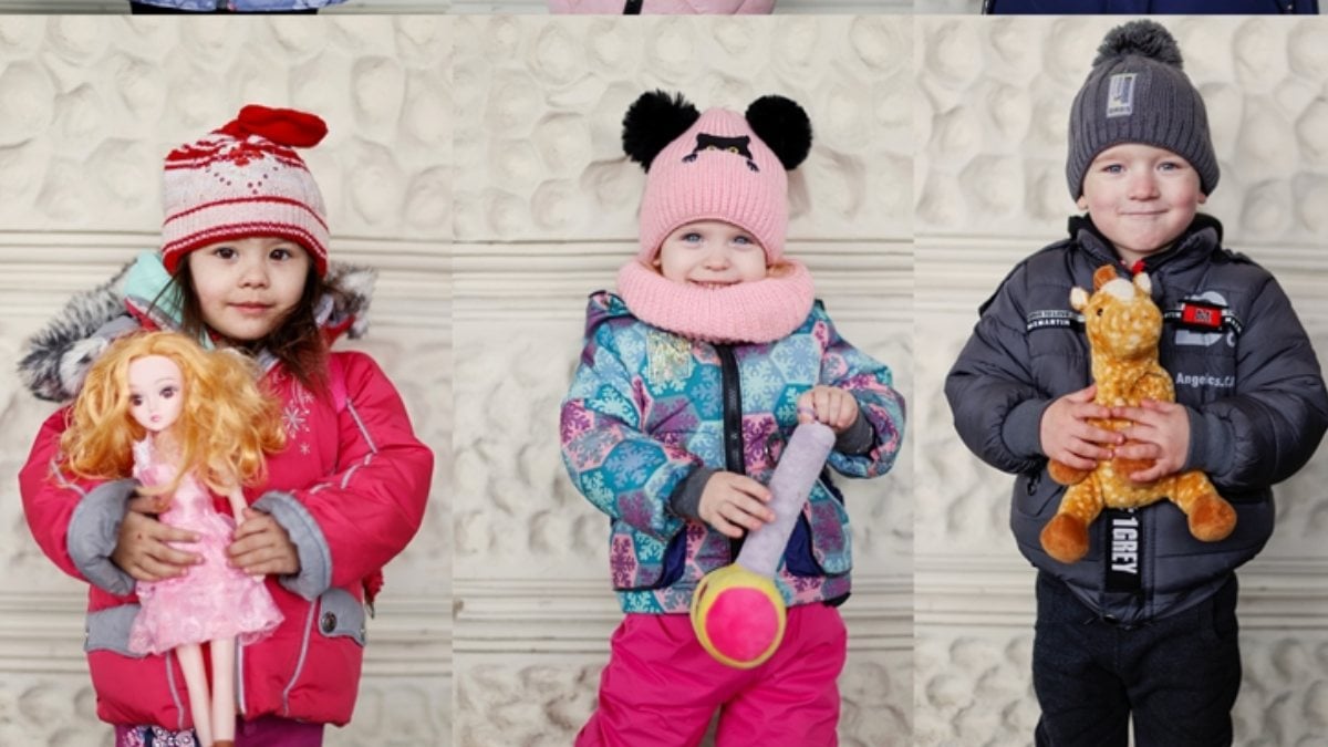 Children fleeing Russia attacks in Ukraine leave with toys