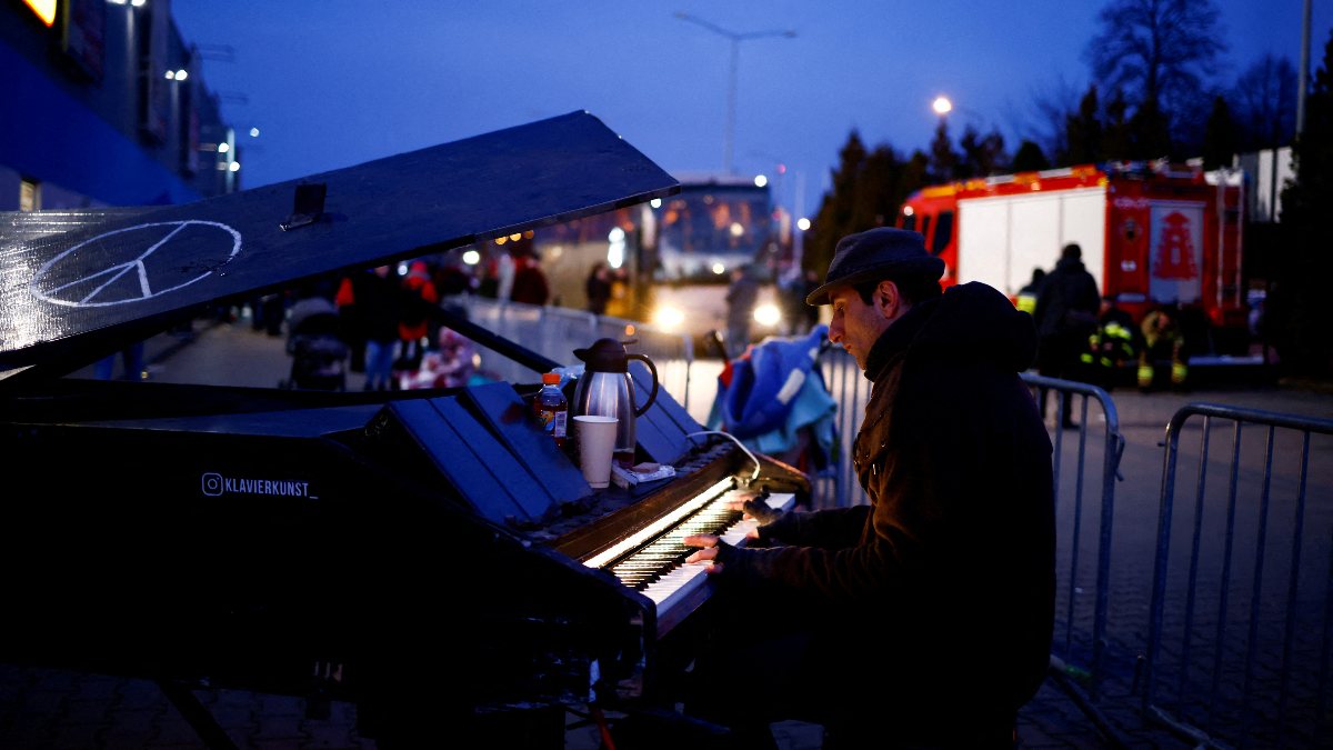 Gezi Park pianist Davide Martello at the Ukrainian border