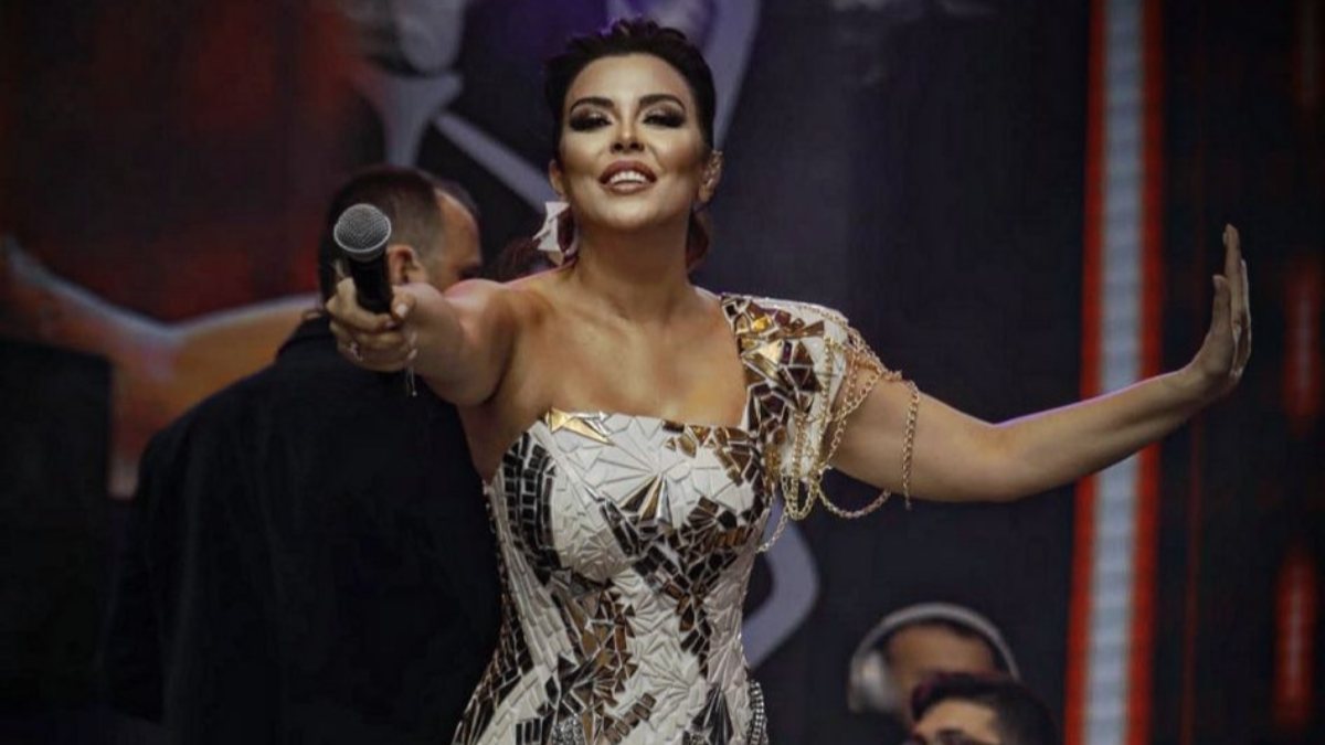 Aslı Hünel wore a costume consisting of 1500 pieces of porcelain at her concert