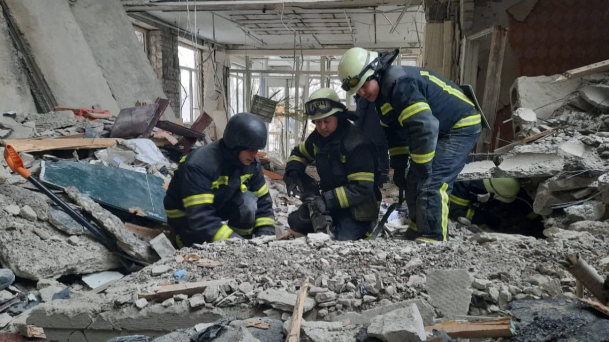 Searches for people who were under the rubble of the bombardment in Kharkov