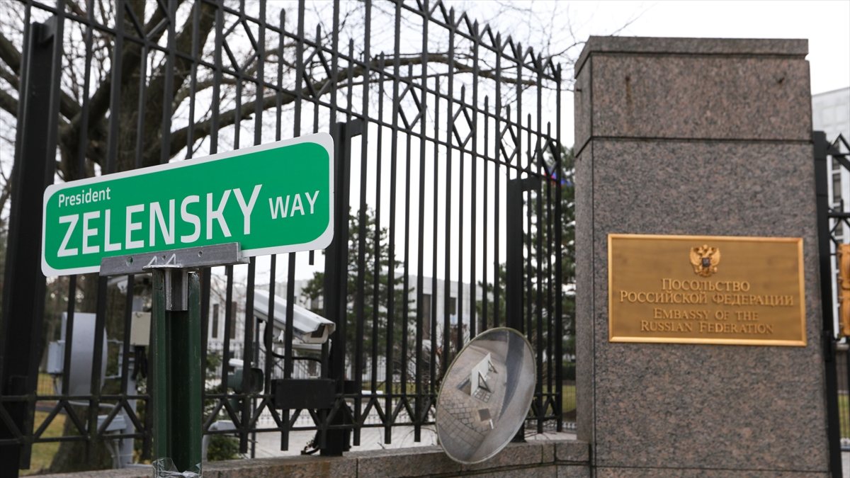Sign in front of the Russian Embassy in Washington: ‘President Zelensky Road’