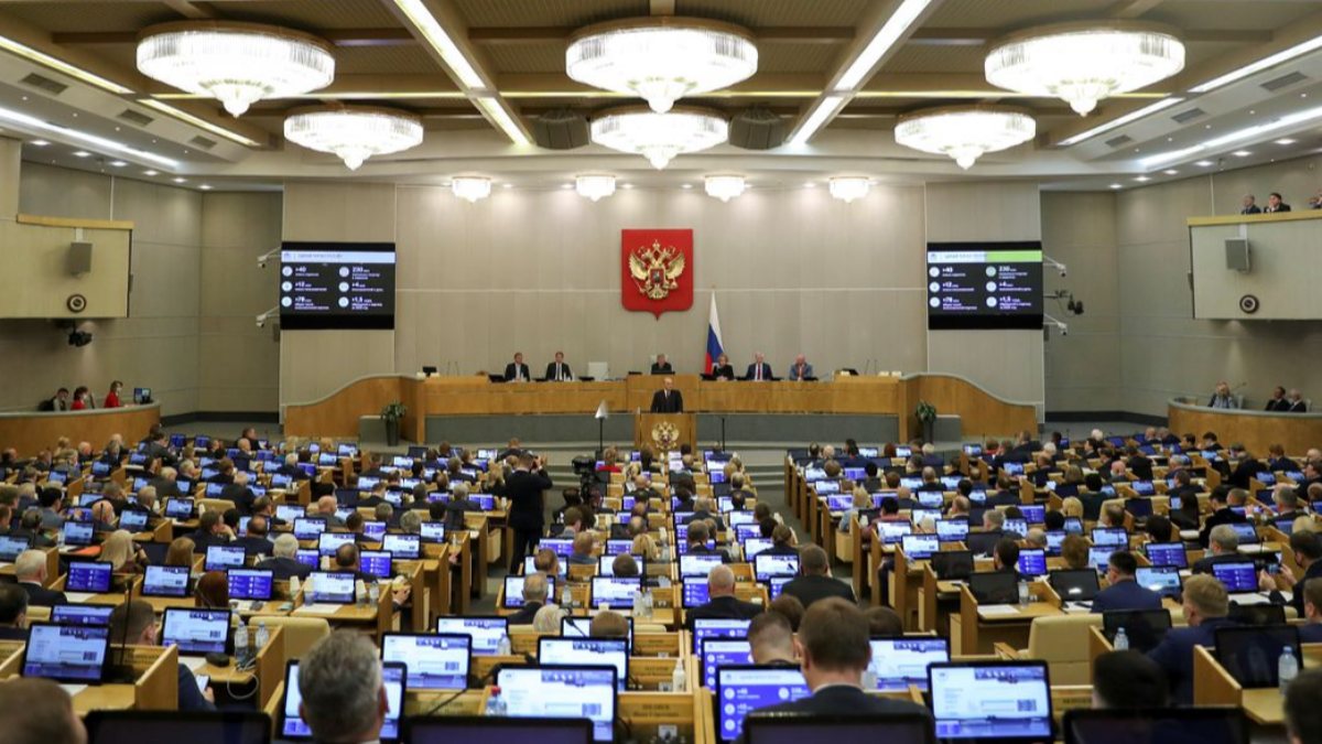 Britain imposes sanctions on 386 Russian lawmakers