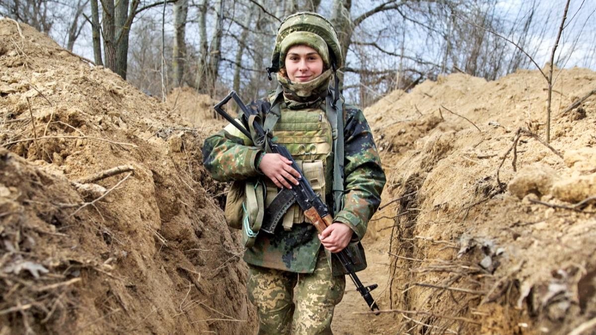 Ukrainian soldiers’ hands on the alert in Kiev