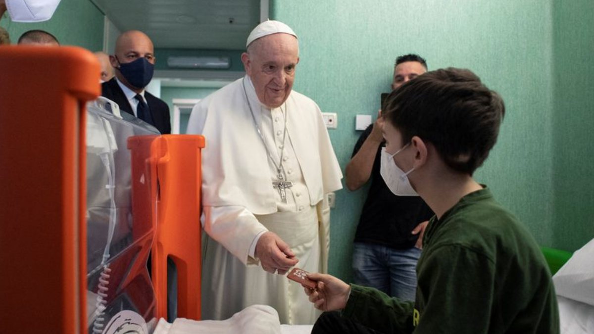 Pope Francis visits Ukrainian children undergoing treatment