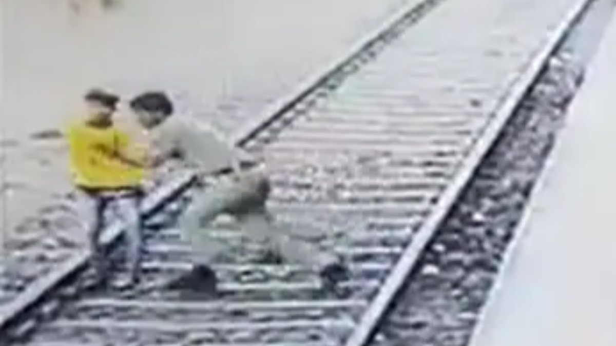 Teenager who jumped on rails in India was rescued at the last moment