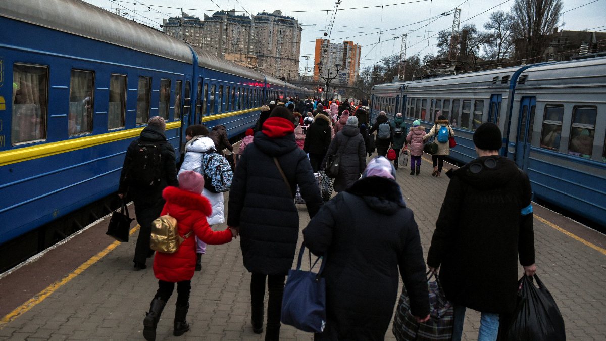 Nearly 4 million refugees in Ukraine crossed to neighboring countries
